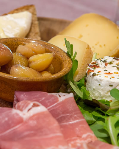 Un pranzo all'insegna della tradizione a la Maison du Goût Café: polenta alla valdostana, carbonada, selvaggina ...